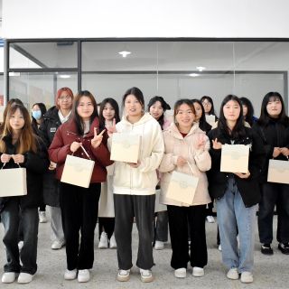 “送你一朵小紅花”！邊鋒開展婦女節(jié)福利贈送活動